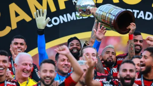 Arturo Vidal levantó la Copa Libertadores arriba del escenario de Flamengo.