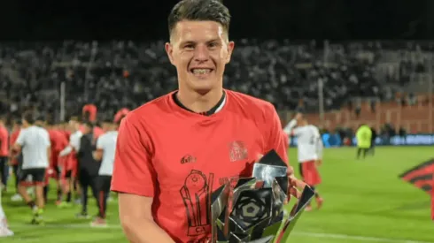 Marcelo Estigarribia sonríe con su trofeo Kun Agüero por ser el goleador de la Copa de Argentina.