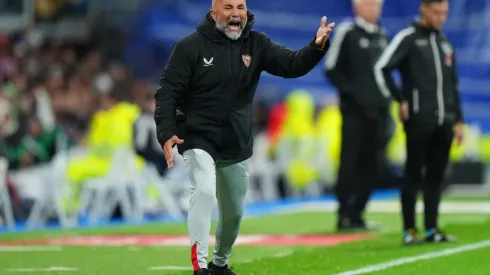 Jorge Sampaoli grita efusivamente en el duelo que el Sevilla cayó por 3-1 ante el Real Madrid en el estadio Santiago Bernabéu.
