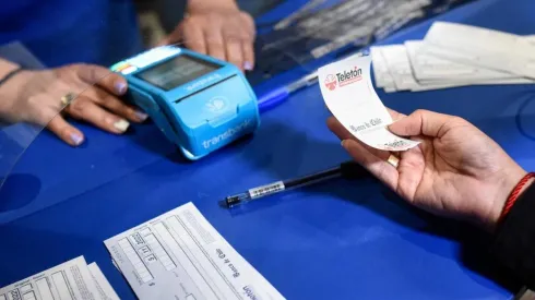 Primeras donaciones para Teletón en estación Plaza Egaña,.