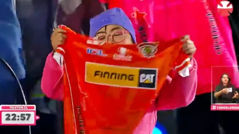 Martina luce la camiseta de Cobreloa en el Estadio Nacional, en uno de los momentos más emotivos de la velada solidaria en el Estadio Nacional