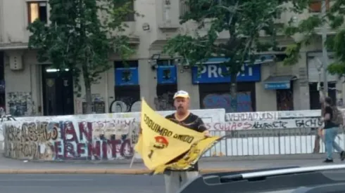 El solitario hincha de Coquimbo celebrando en Plaza Italia