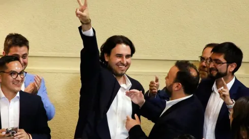 El diputado Vlado Mirosevic festeja la votación que lo deja como Presidente de la Cámara de Diputados, durante la Sesión de Sala.