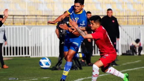 Adrián Sánchez defiende el balón en el duelo entre Everton y Ñublense. ¿Seguirá en los Oro y Cielo el argentino?