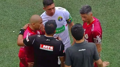 Humberto Suazo dialoga con Julio Bascuñán en la derrota que sentenció el descenso de Deportes La Serena