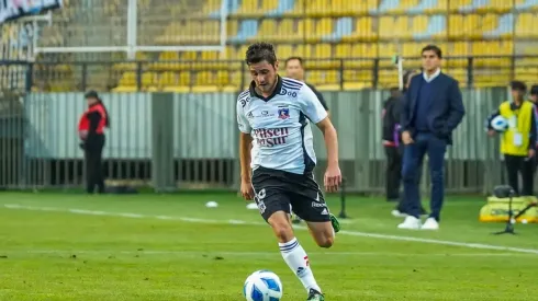 Marco Rojas conduce el balón ante la mirada de Gustavo Quinteros en la derrota de Colo Colo ante River Plate. (Guille Salazar).