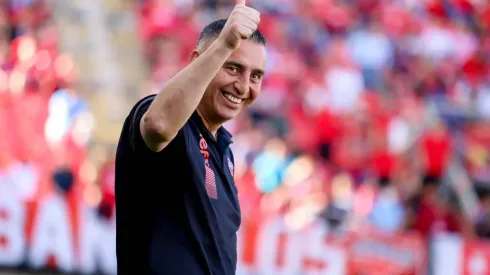 Jaime García levanta el pulgar, pues la reunión para negociar su continuidad en Ñublense terminó con un acuerdo.