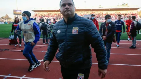 Tras un 2022 de ensueño, Damián Muñoz seguirá siendo el entrenador de Curicó por los próximos dos años.