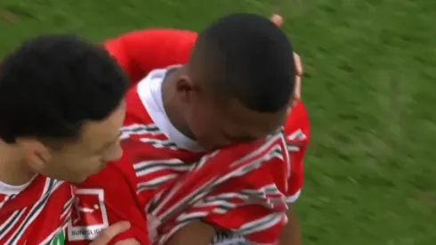 Carlos Gruezo es consolado por uno de sus compañeros en el Augsburg por la lesión que lo sacó del partido que su equipo cayó por 1-0 ante el Bochum. (Captura).