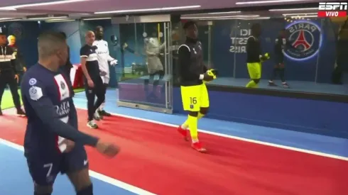 Mbappé realizando el gesto a los jugadores del Auxerre