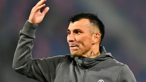 Gary Medel celebra con los hinchas la victoria de Bologna sobre Sassuolo