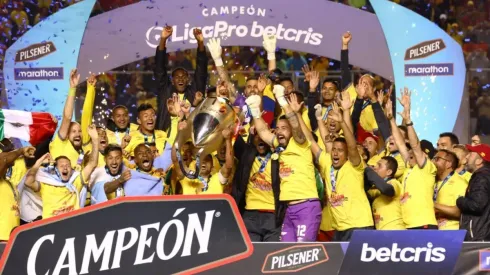 El ex arquero de Universidad de Chile fue la figura del partido que coronó al Aucas como campeón del fútbol ecuatoriano.