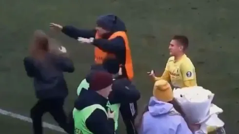 El descuidado guardia no se percató del especial momento que se vivía a sus espaldas y hasta empujó a la novia del romántico jugador.