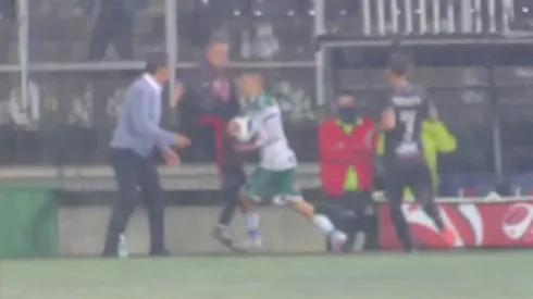 El asistente intentó bajar un balón y terminó pegándole al jugador. ¿O no?