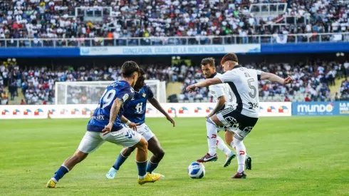 Leonardo Gil pisa la pelota ante la marca de dos jugadores del Betis.