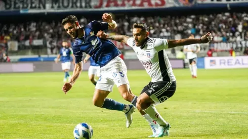 Alex Moreno disputando un balón con Marco Bolados