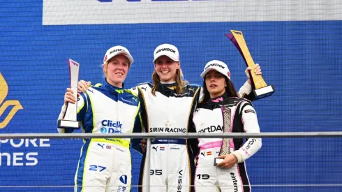 Pilotos mujeres celebran en un podio de Fórmula 1 en la época de la W Series