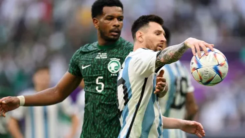 Ali Al-Bulaihi y Lionel Messi se mostraron los dientes en pleno partido