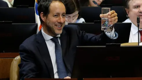 El diputado Cristóbal Urruticoechea celebra. El legislador fue apuntado por una denuncia por mal uso de las tarjetas para cargar combustible.