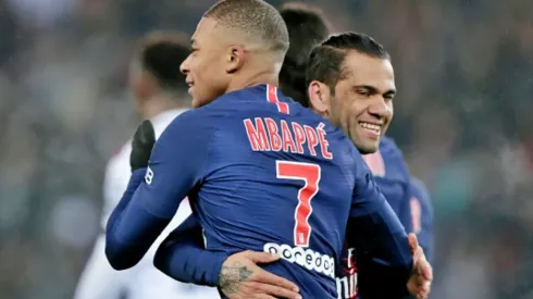 Dani Alves y Kylian Mbappé coincidieron un par de años en el PSG.