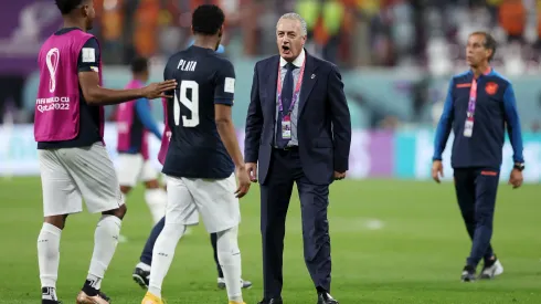 Gustavo Alfaro felicita a Gonzalo Plata, quien estrelló un remate en el poste en el 1-1 que Ecuador logró ante Países Bajos en la segunda fecha del Grupo A en el Mundial de Qatar 2022.
