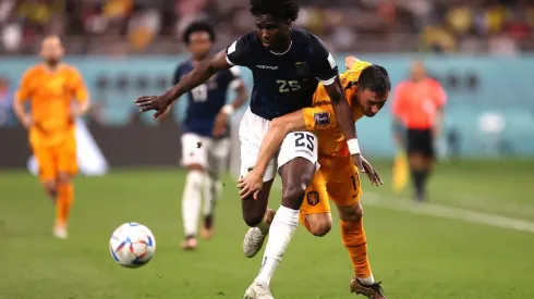 Jackson Porozo le ganó un balón a Steven Berghuis en el segundo tiempo del empate entre Ecuador y Países Bajos.