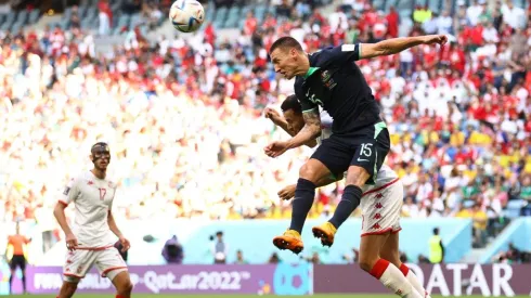 Australia ganó gracias al cabezazo de Mitchell Duke.