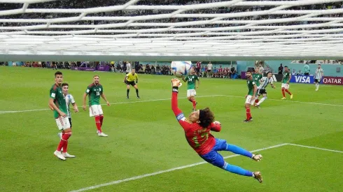 Enzo Fernández le clavó un golazo espectacular a Memo Ochoa y Argentina venció por 2-0 a México.