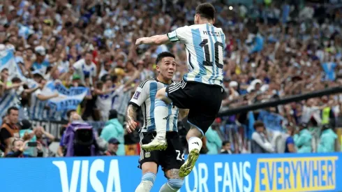 Lionel Messi festeja con Enzo Fernández la victoria sobre México que les da vida en el Mundial.