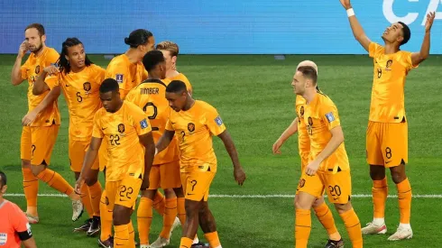 Países Bajos buscan clasificar a octavos de final como líder de su grupo ante los locales.