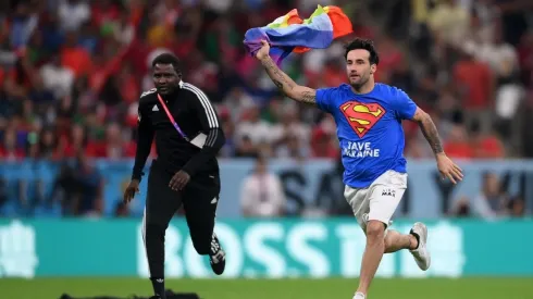 Con camiseta de Superman y bandera del LGTBIQ+ un hincha entró a la cancha en Qatar