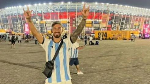 Juan Martín Lucero en el estadio 974, listo para alentar a Argentina