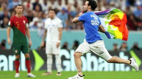 El invasor, retenido por la policía qatarí, recibió ayuda del presidente de la FIFA