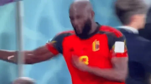 Romelu Lukaku se descargó rompiendo una banca