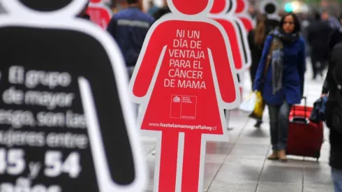 Intervencion callejera del SERNAM por el cáncer de mama