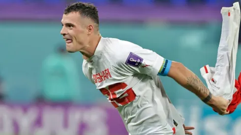 Xhaka festejó con una especial camiseta el triunfo de Suiza.