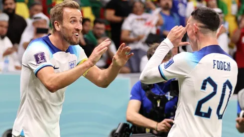 Harry Kane (29 años) festeja su gol ante Senegal junto al joven Foden (22 años)