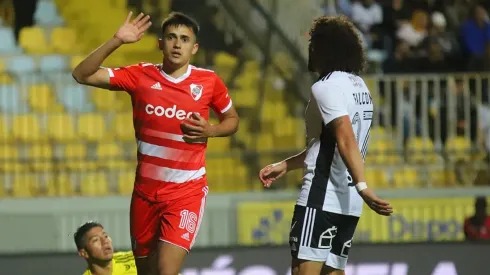 Pablo Solari celebra uno de los dos goles que le anotó a Colo Colo en el triunfo por 4-3 de River Plate en un amistoso en Viña del Mar.