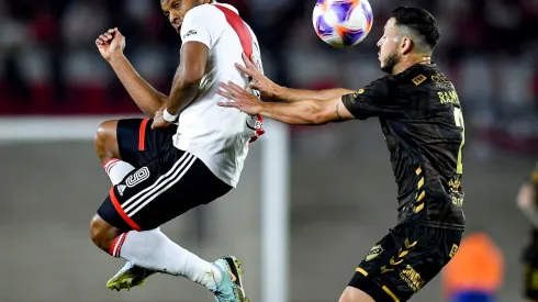 Ramiro González en acción ante el colombiano Miguel Borja en un duelo entre River Plate y Platense.
