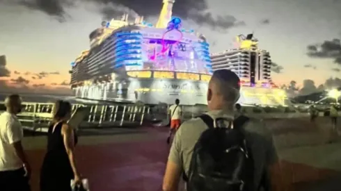 Jaime García se sube al crucero para disfrutar sus vacaciones.