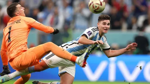 Livakovic y Julián Álvarez en la polémica jugada del penal a Argentina