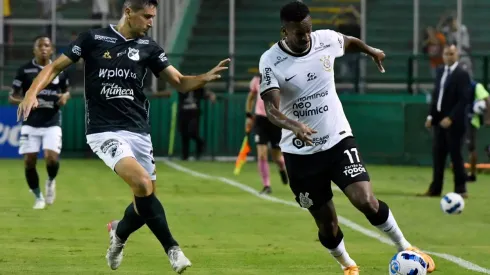 Guillermo Burdisso lucha un balón con Jo en un partido entre Corinthians y Deportivo Cali.