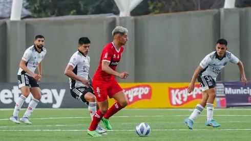 Williams Alarcón conduce el balón en el partido que Unión La Calera le ganó a Colo Colo en el Nicolás Chahuán Nazar.