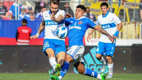 Gary Kagelmacher despeja una pelota ante la presión de Jeisson Vargas en un clásico universitario.