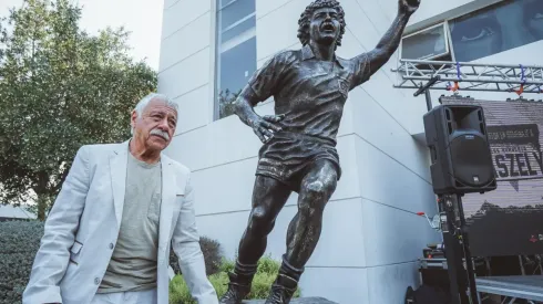 ¡Se lo merece! Un emocionado Carlos Caszely devela su estatua ubicada en el estadio Monumental.
