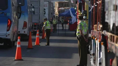 Ocho carabineros son desvinculados por escoltar a camioneros en paro