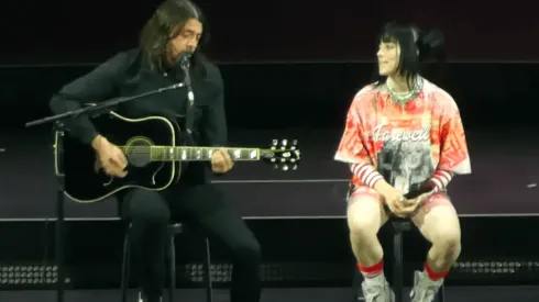 Dave Grohl y Billie Eilish en el escenario.