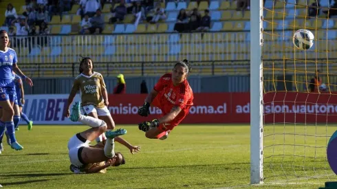 La portera de Universidad de Chile no pudo hacer nada para evitar el gol albo.
