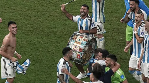 Así entró Sergio Agüero a la celebración en cancha del título mundial que ganó Argentina en Qatar 2022.