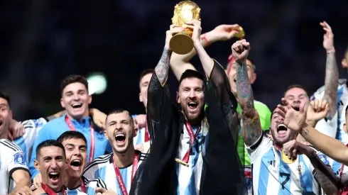 Messi levanta la copa, el sueño de toda su vida